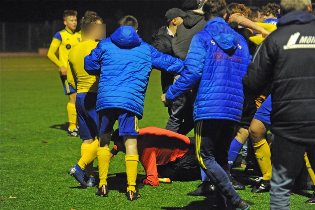 Schlägerei beim Pokalfinale der A-Junioren hat ein Nachspiel Beim Schlichtungsversuch ging auch der Schiedsrichterassistent zu Boden.