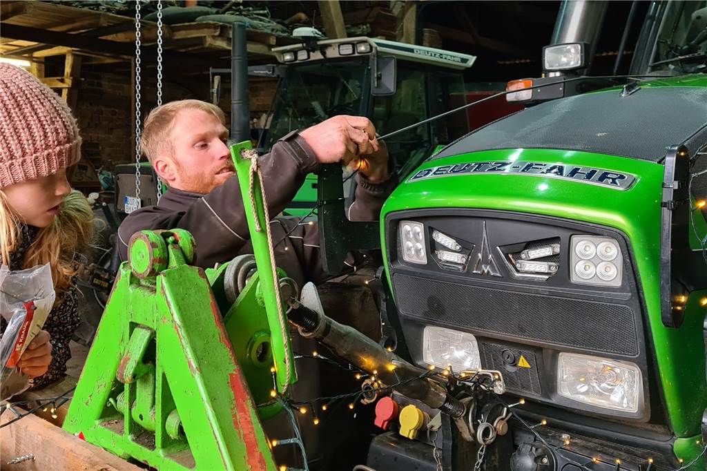 Lichterfahrt: Landwirte dürfen dieses Mal die Route vorab verraten Beim Schmücken des Treckers bekommt Landwirt Maik Brügging tatkräftige Unterstützung durch seine Töchter, wie hier im Jahr 2021.