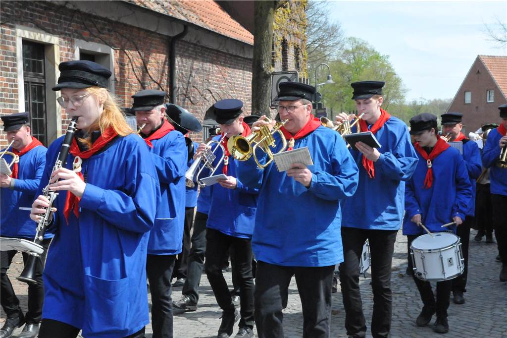 Beim Schnadegang in Asbeck genossen alle das gute Wetter.