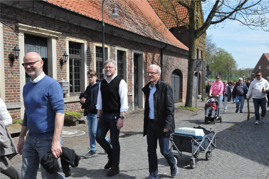 Beim Schnadegang in Asbeck genossen alle das gute Wetter.