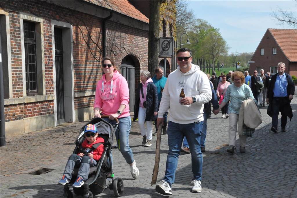 Beim Schnadegang in Asbeck genossen alle das gute Wetter.