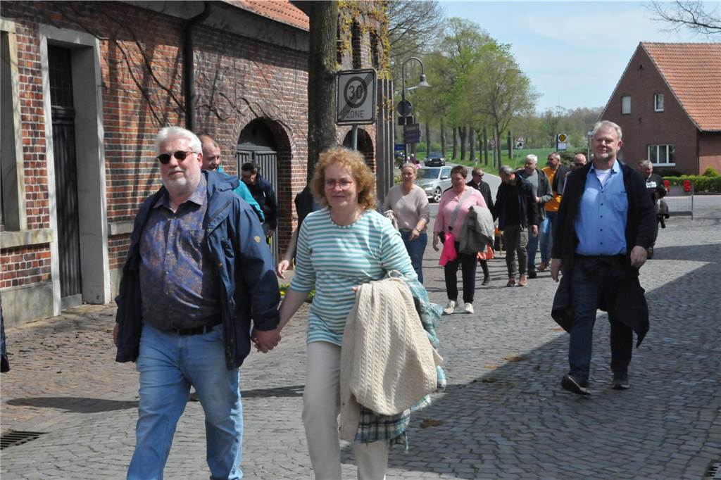 Beim Schnadegang in Asbeck genossen alle das gute Wetter.