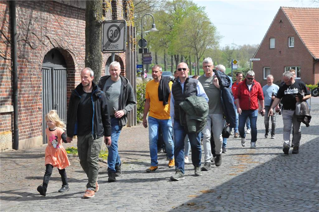 Beim Schnadegang in Asbeck genossen alle das gute Wetter.