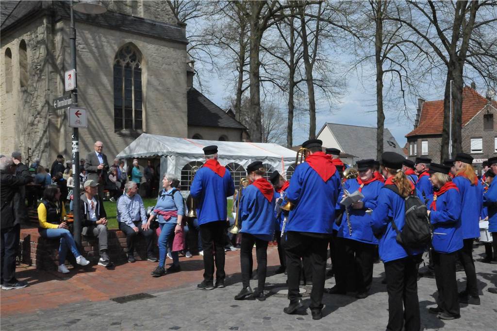 Beim Schnadegang in Asbeck genossen alle das gute Wetter.
