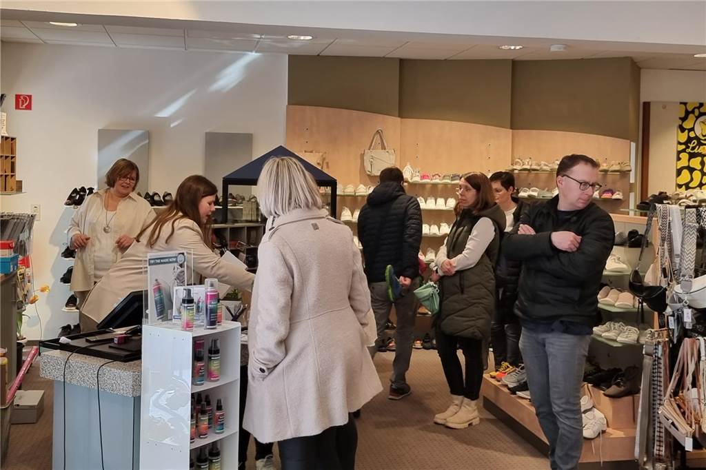 Hasensonntag: Frühlingswetter sorgt für volle Straß0en und Geschäfte Beim Schuhhaus Terhünte gab es keinen Zeit zum Durchschnaufen, der Kundenandrang war groß.