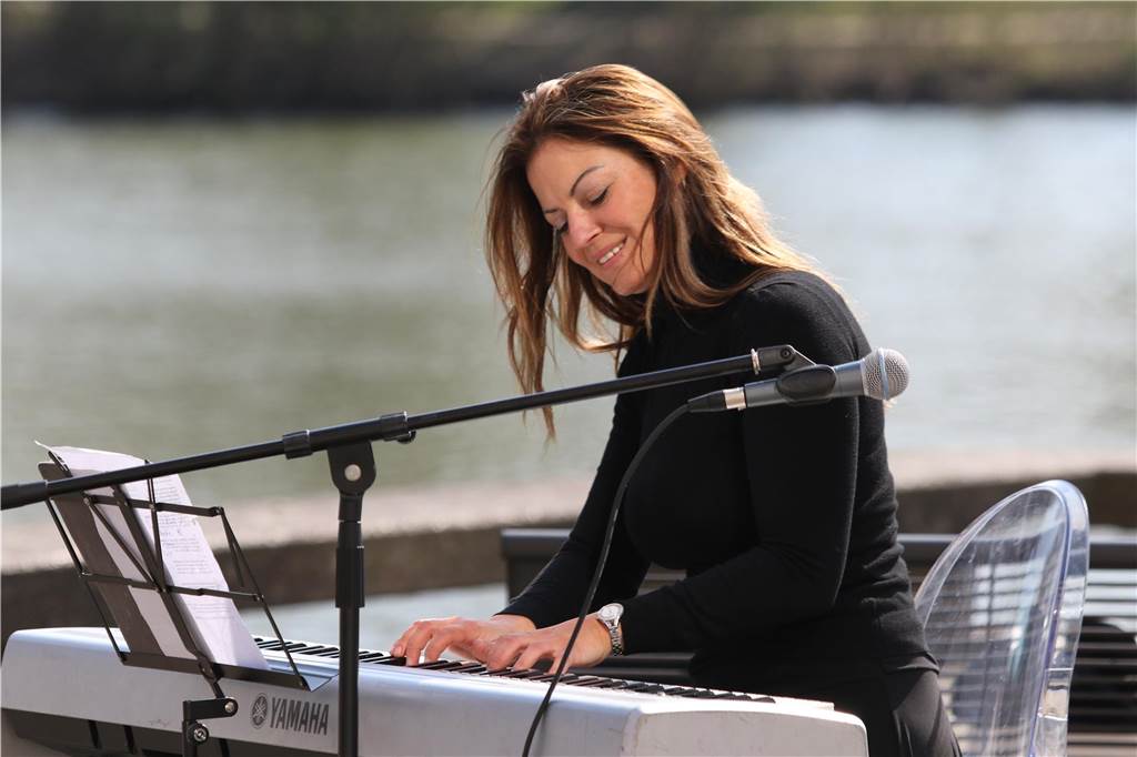 Margarita Lebedkina am Klavier vor dem Krankenhaussee.