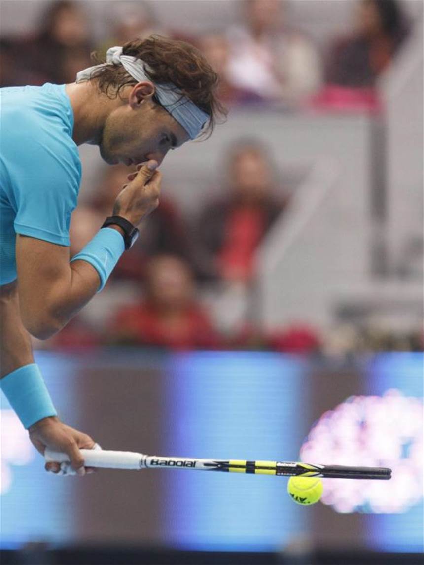 Nadal Nummer eins, aber Niederlage gegen Djokovic Beim Service macht sich Nadal Gedanken über die richtige Variante. Foto: Adrian Bradshaw
