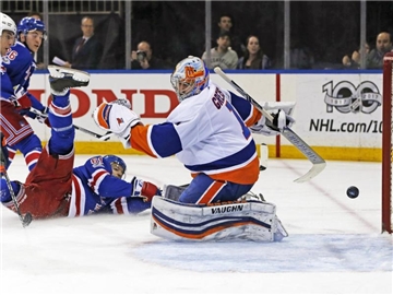 Beim Sieg der New York Islanders kassierte Goalie Thomas Greiss (r) von 36 Schüssen auf sein Tor nur zwei Treffer des Stadtrivalen New York Rangers. Foto: Kathy Willens