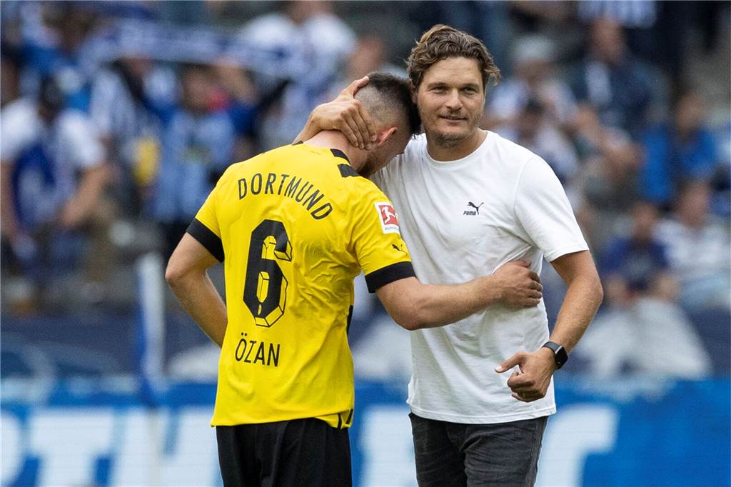 BVB-Neuzugang Salih Özcan exklusiv: „Dann zeigt sich der wahre Charakter“ BVB-Trainer Edin Terzic umarmt Salih Özcan.