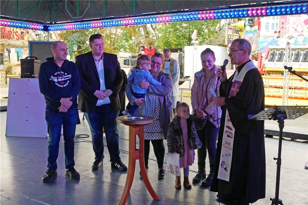 Sim-Jü-Liveblog: Der Krammarkt ist vorbei, jetzt kommt der Kirmes-Endspurt Beim Sim-Jü-Gottesdienst im Autoscooter stand eine Taufe auf dem Programm.