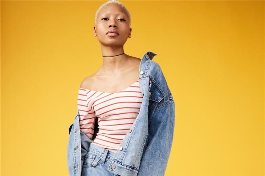 So lässt sich Slumping praktisch tragen Beim Slumping, hier ein Beispiel von Levi's, rutschen Jacken oder Blusen ein- oder beidseitig auf Oberarmhöhe (Jacke ca. 120 Euro, Baggy-Jeans ca. 120 Euro, Shirt ca. 40 Euro). Foto: Levi's