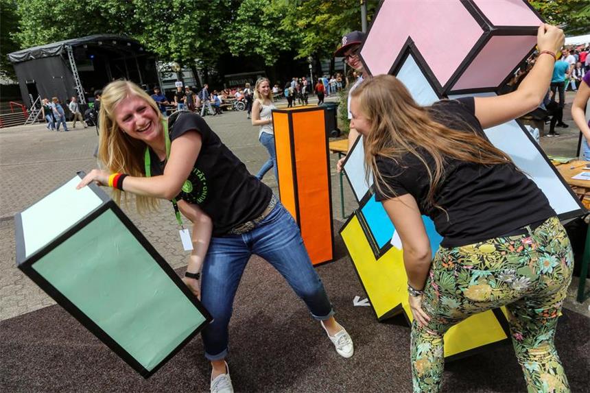 Flashmobs und Stickstoff-Eis beim TU-Sommerfest Beim Sommerfest an der TU Dortmund wurde auch Tetris gespielt.
