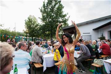 Beim Sommerfest auf der Schwerterheide treffen sich viele Nachbarn.