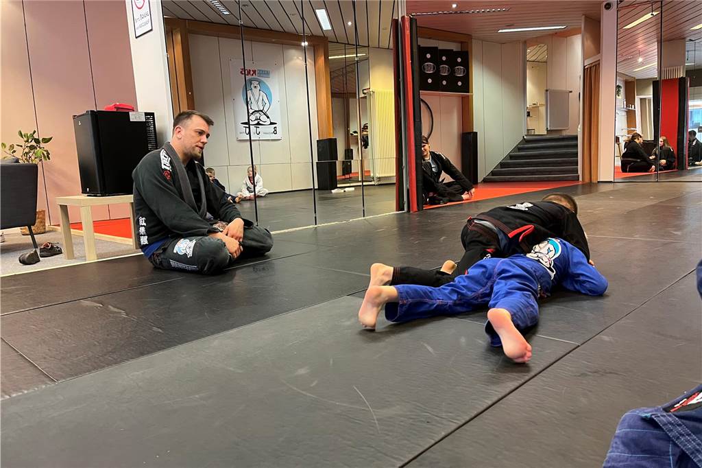 Beim Sparring dürfen die Kinder die zuvor erlernten Techniken anwenden. Dabei steht das Fair Play im Vordergrund.