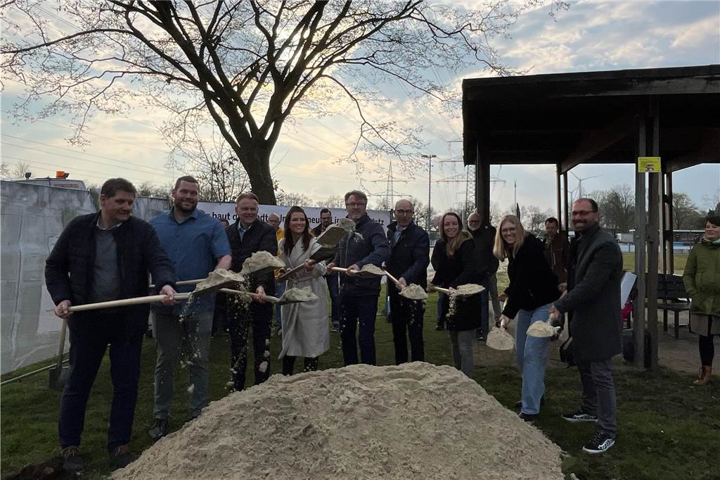Spatenstich für neuen Abenteuerspielplatz: Fertigstellung bis zum Sommer geplant Beim Spatenstich freuten sich Vertreter der Stadt und der verschiedenen politischen Fraktionen, dass die Arbeiten am Spielplatz jetzt begonnen haben.