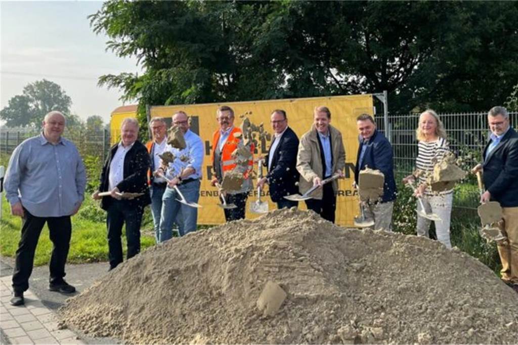 Verzögerung bei Radwegbau an der K2: Wetter bremst Arbeiten Beim Spatenstich im Oktober 2023 waren alle Beteiligten froh, dass die Bauarbeiten endlich laufen.