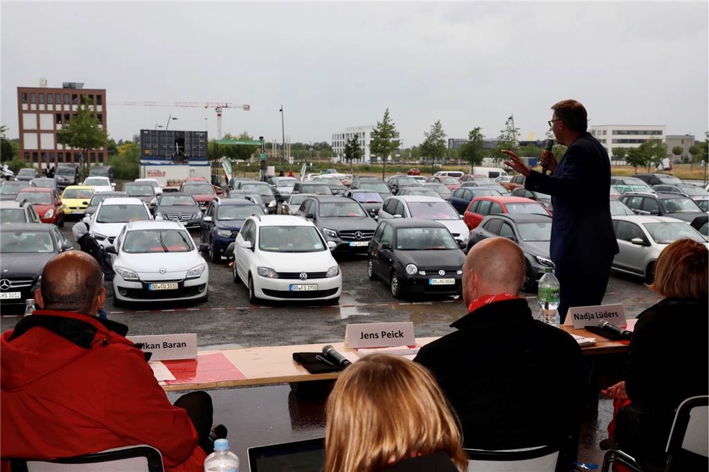 Parteitag mal anders: Dortmunder SPD und CDU gehen ungewöhnliche Wege Beim SPD-Parteitag im Autokino Phoenix-West wurden die Reden über eine bestimmte Frequenz übertragen.