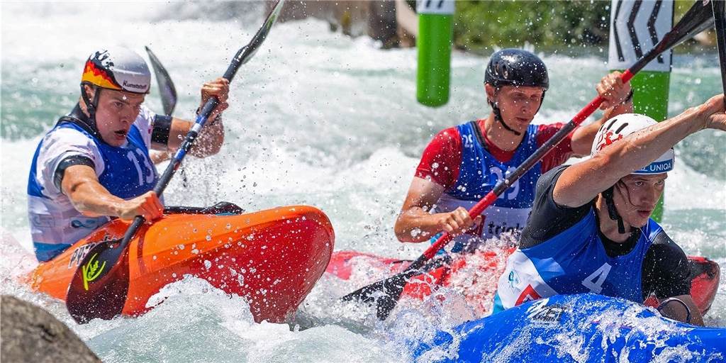 Weltmeisterschaft mit spektakulären Mann-gegen-Mann-Duellen - und zwei Schwerter mittendrin Beim spektakulären Boatercross (x-treme) geht es zur Sache. Das Foto zeigt Tillmann Röller (li.) im Kampf Mann gegen Mann beim Rennen im slowenischen Tacen.
