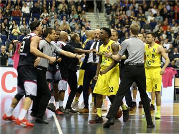 Beim Spiel ALBA Berlin gegen die Telekom Baskets Bonn gab es eine große Rangelei. Foto: nordphoto/Engler