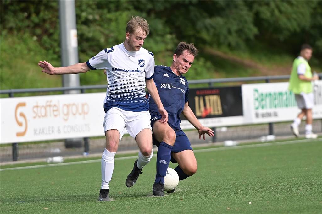 SG Titania/RW Erkenschwick III droht das vorzeitige Saison-Aus Beim Spiel der ersten Mannschaft der SG Titania/RW Erkenschwick in Hochlar (0:6) hatte unter anderem Daniel Klaus (r.) aus der "Dritten" ausgeholfen.