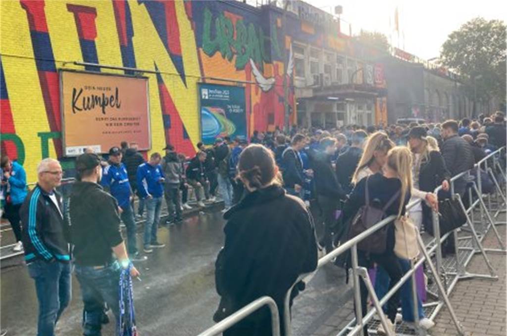 BVB-Heimspiel gegen Bochum: Sperrungen und Bahn-Ausfälle angekündigt Absperrgitter am Hauptbahnhof bei der Anreise vom Schalke-Fans am 17.9.
