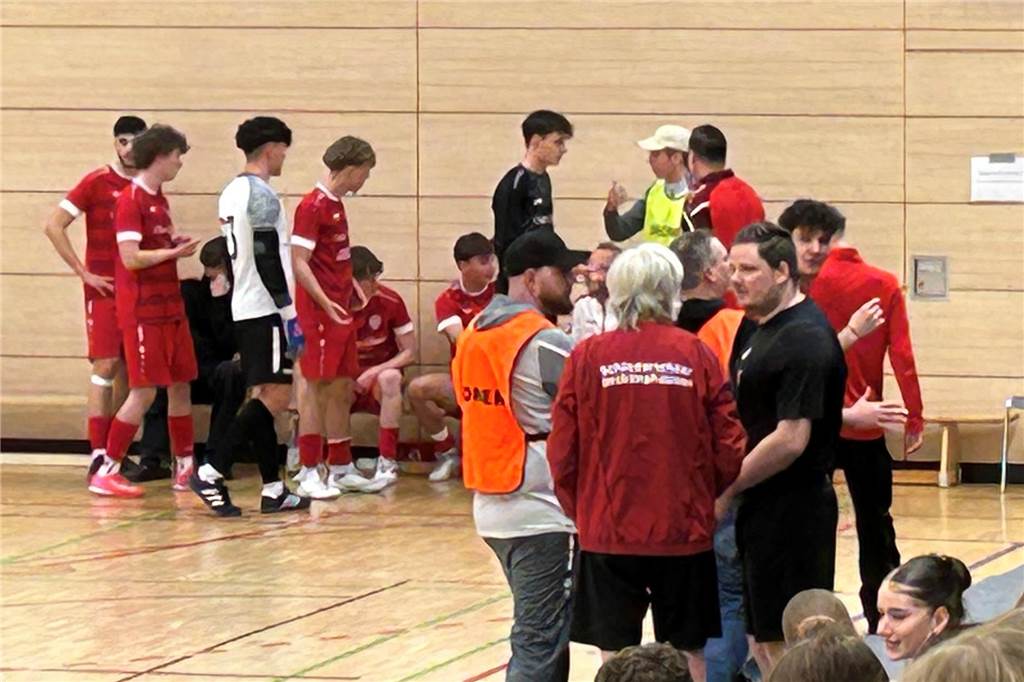 Fünfmal Rot bei den A-Junioren: Dorstener Titelkämpfe waren eigentlich friedlich Diskussionen bei der Dorstener Hallenstadtmeisterschaft der A-Junioren