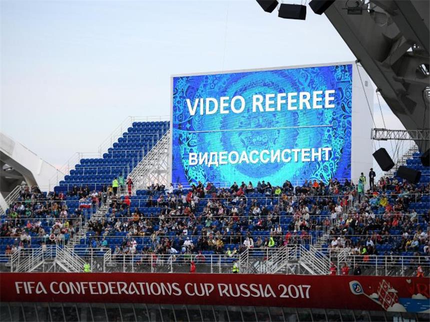 FIFA: Videobeweis wird beim Confed Cup weiterentwickelt Beim Spiel Deutschland gegen Australien war die Anzeige über die Videoleinwand zum Einsatz des Video-Referees klarer als in den Partien zuvor. Foto: Alexey Filippov