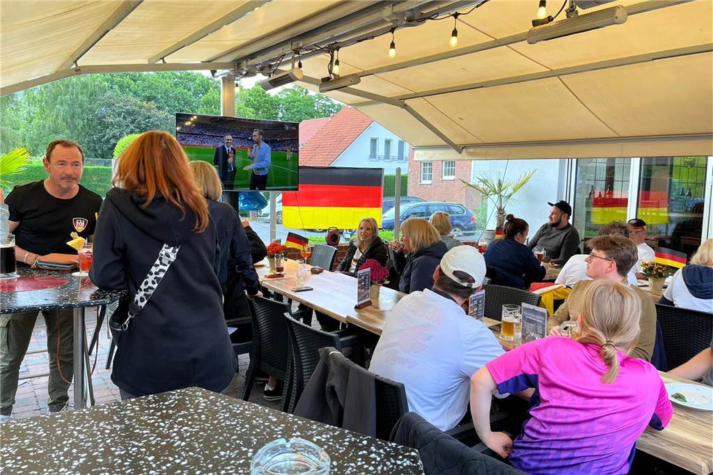 Hier können Sie die Deutschlandspiele beim Public Viewing sehen Beim Spiel Deutschland - Schottland schauten viele Leute im und vor dem Brauhaus Rütershoff beim All-you-can-eat-Büfett gemeinsam das Spiel.
