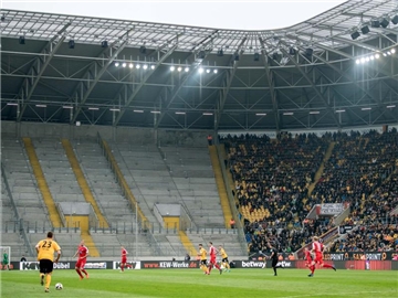 Beim Spiel gegen den 1. FC Heidenheim musste der Dresdener Fanblock wegen einer DFB-Strafe frei bleiben. Foto: Thomas Eisenhuth