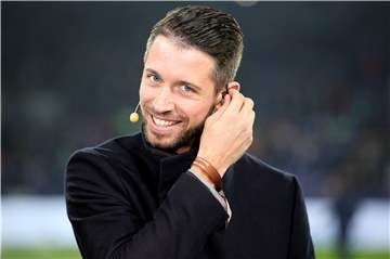 Beim Spiel gegen Nürnberg stand Mark Uth noch als Interviewpartner an der Seitenlinie - jetzt trainiert der Spieler schon wieder.