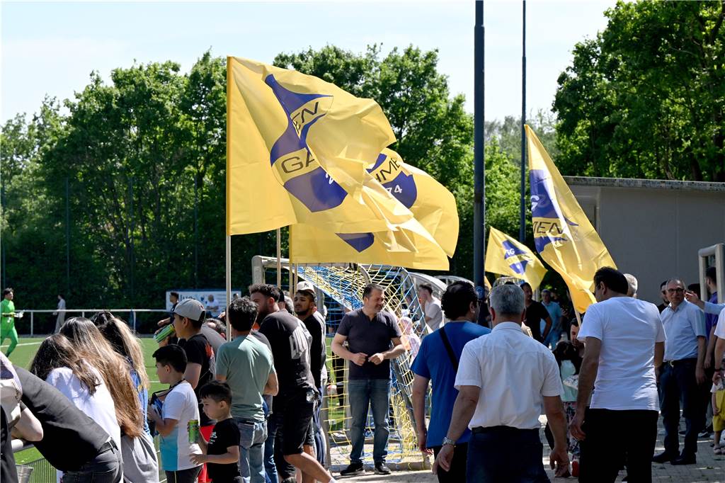 Beim Spiel gegen Osmanlispor Dortmund wehen die Fahnen der SG Gahmen stolz im Wind.