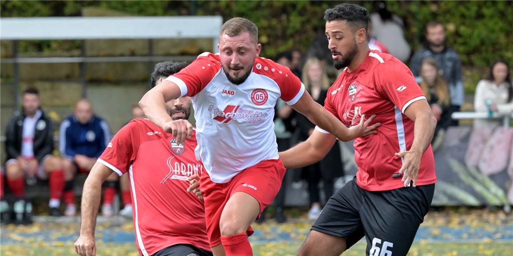 Artistische Einlagen und heiße Wortgefechte: Die besten Bilder vom Lüner Sport-Wochenende Beim Spiel zwischen dem BV Brambauer III und dem BV Lünen gab es einige enge Duelle.
