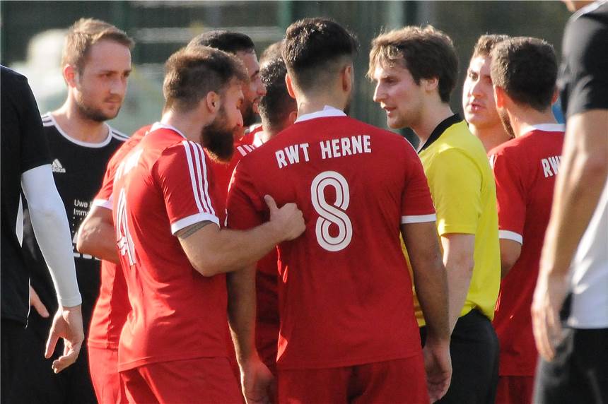 Schlägereien beim Fußball: Die Spur der Gewalt zieht sich auch durch Castrop-Rauxel Beim Spiel zwischen RWT Herne und dem FC Castrop-Rauxel kam es zu unschönen Szenen. Auslöser waren Spieler der Herner.