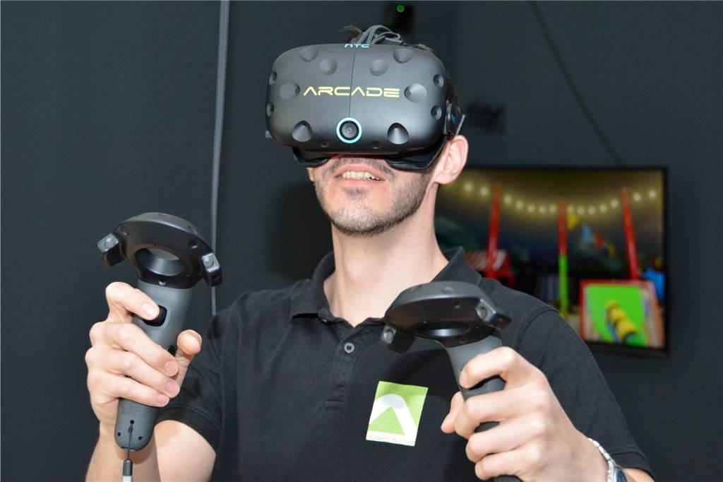 Wenn der Urlaub ins Wasser fällt: Ausflugstipps für Halterner Familien Beim Spielen mit der Virtual-Reality-Brille bewegt man sich in einer virtuellen Welt und steuert die Spielfigur mit dem ganzen Körper. Das macht auch den Erwachsenen Spaß.