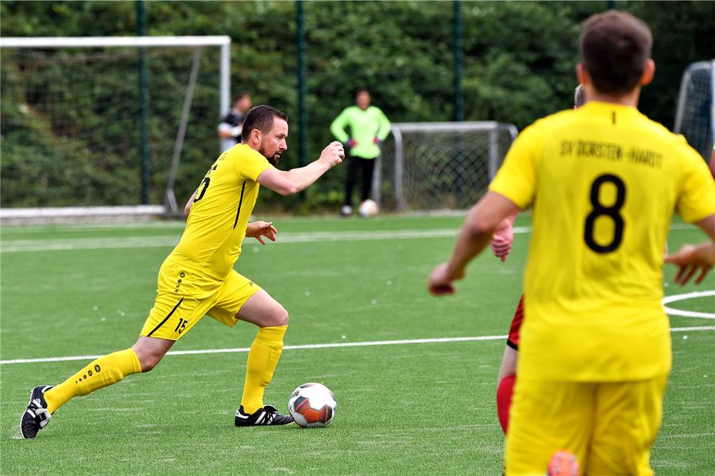 SV Dorsten-Hardt überrascht: Wer saß denn da beim Kreispokalspiel auf der Bank? Trainer Marc Gebler vom SV Dorsten-Hardt als Spieler am Ball