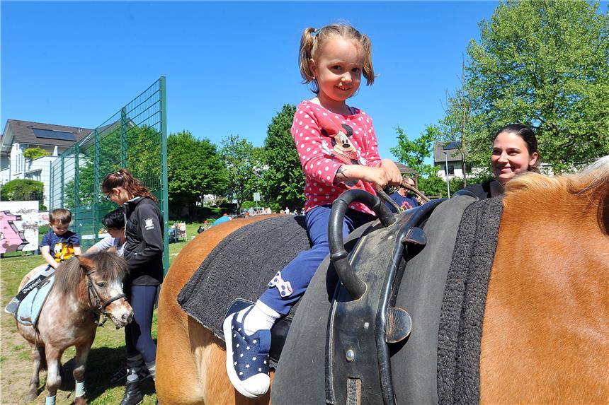 Akrobatik, Graffiti und Reiten Beim Stadtteilfest auf dem Mehrgenerationenspielplatz wurde auch Ponyreiten angeboten.