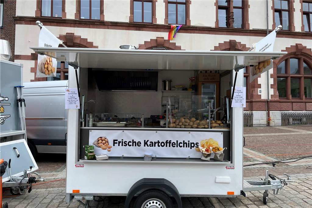 Beim Stand „Frische Kartoffelchips“ ist der Name Programm.