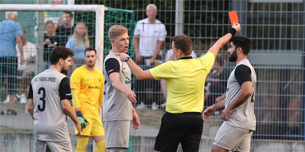 Sieben-Tore-Spektakel zwischen Frohlinde und BW Huckarde im Video: Elfmeter und Rote Karte Alihan Kurgan (blaues Hemd) führte Frohlinde als Kapitän zum Stadtmeister-Titel und traf am Freitag auf BW Huckarde.