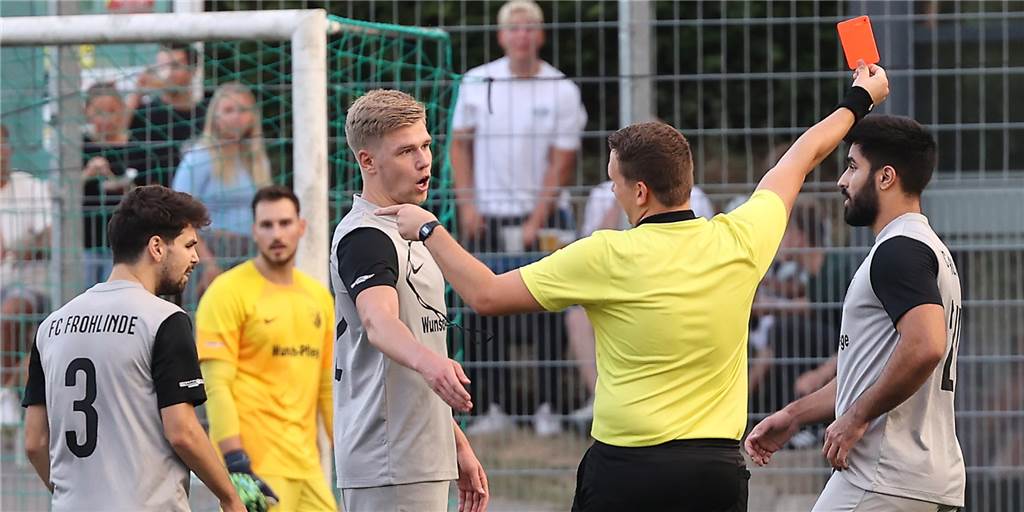 Mit Video: Bezirksliga-Staffelleiter muss Spieler aus eigenem Verein sperren Beim Stand von 2:1 kassierte der FC Frohlinde eine Rote Karte gegen Mustafa Ali (r). Unter Protest von Paul Neese. Trotz Überzahl wurde das Spiel danach für BW Huckarde nicht zum Selbstläufer. Frohlinde ging mit 3:2 in Führung - verlor dann aber mit 3:4.