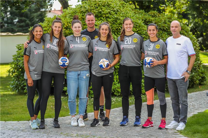Mit Fotostrecke: BVB-Frauen sprechen beim Vorbereitungsstart über Saisonziel Beim Start in die Saisonvorbereitung trafen die BVB-Frauen auch das erste Mal auf ihre neuen Mannschaftskolleginnen: (v.l.) Delaila Amega, Clara Monti Danielsson, Jennifer Rode, Trainer André Fuhr, Jennifer Gutiérrez Bermejo, Tessa van Zijl, Tina Abdulla und Andreas Bartels, stellvertretender Abteilungsvorstand.