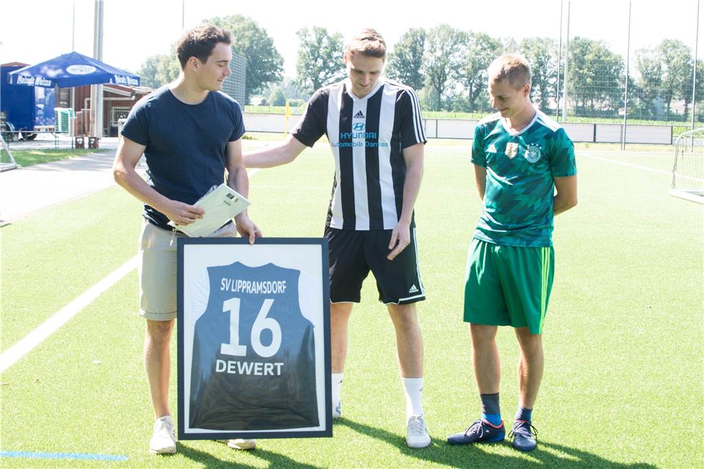 „Eine schöne Überraschung“: LSV-Spieler kehrt nach Verabschiedung zurück Beim Start in die Vorbereitung wurde Constantin Dewert (l.), hier mit Tim Vierhaus (M.) und Stefan Schild (r.), noch verabschiedet, nun ist er zum SV Lippramsdorf zurückgekehrt.