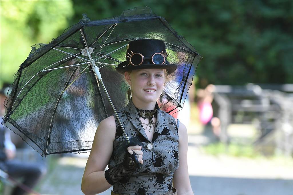 Was tun dieses Wochenende in Castrop-Rauxel: Wir haben fünf Tipps für alle, die raus wollen Besucherin des Steampunk-Festivals am Schiffshebewerk in Henrichenburg