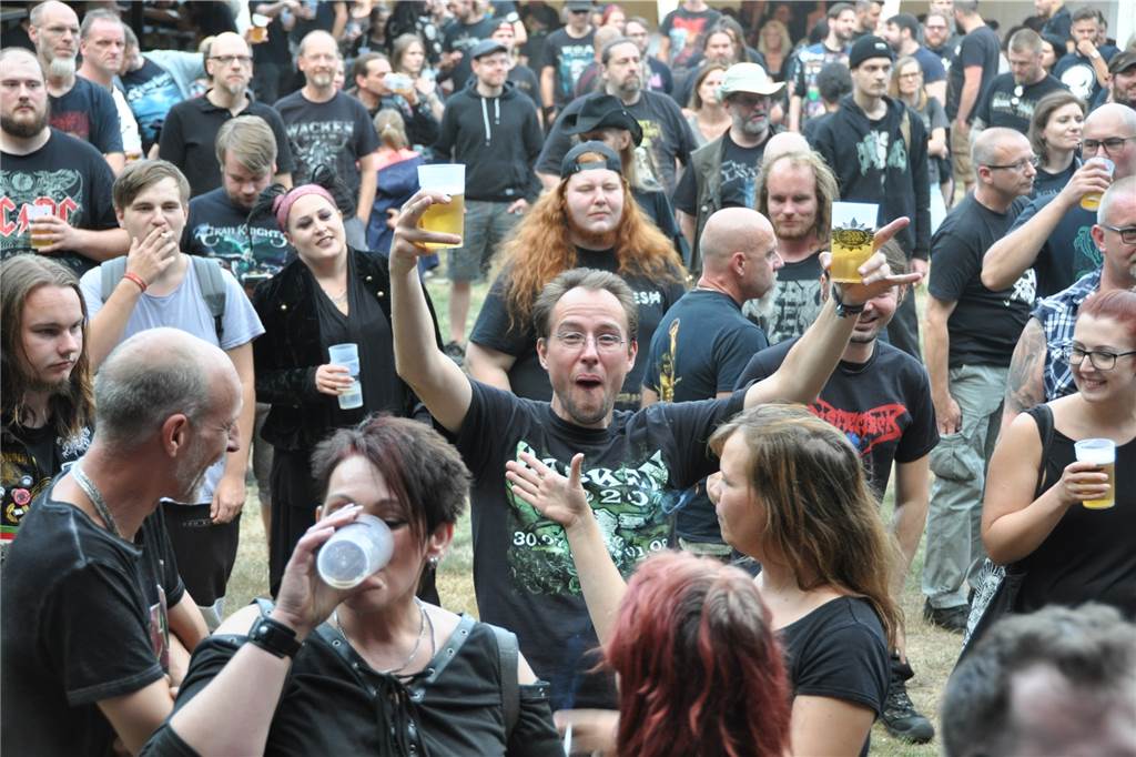 Live-Musik-Sommer: Erstes Festival abgesagt – was machen die anderen? Beim Steel-meets-Steel herrschte 2019 ausgelassene Stimmung an der Waldbühne. Die Veranstalter hoffen darauf, 2021 wieder Metalfans einladen zu können.