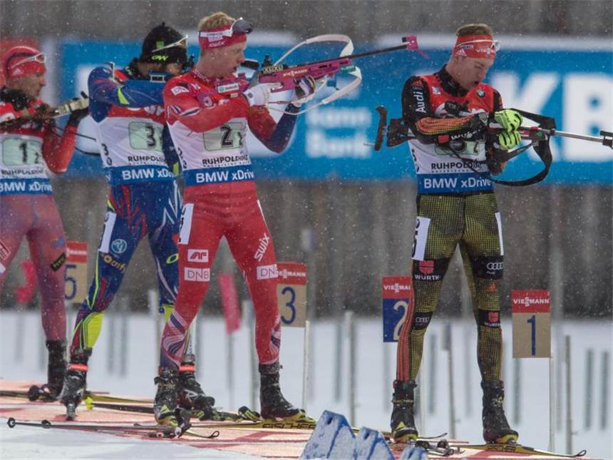 Deutsche Staffel in Ruhpolding Fünfte - Norwegen siegt Beim stehend Anschlag produzierte Johannes Kühn (r) gleich drei Fahrkarten. Foto: Matthias Balk