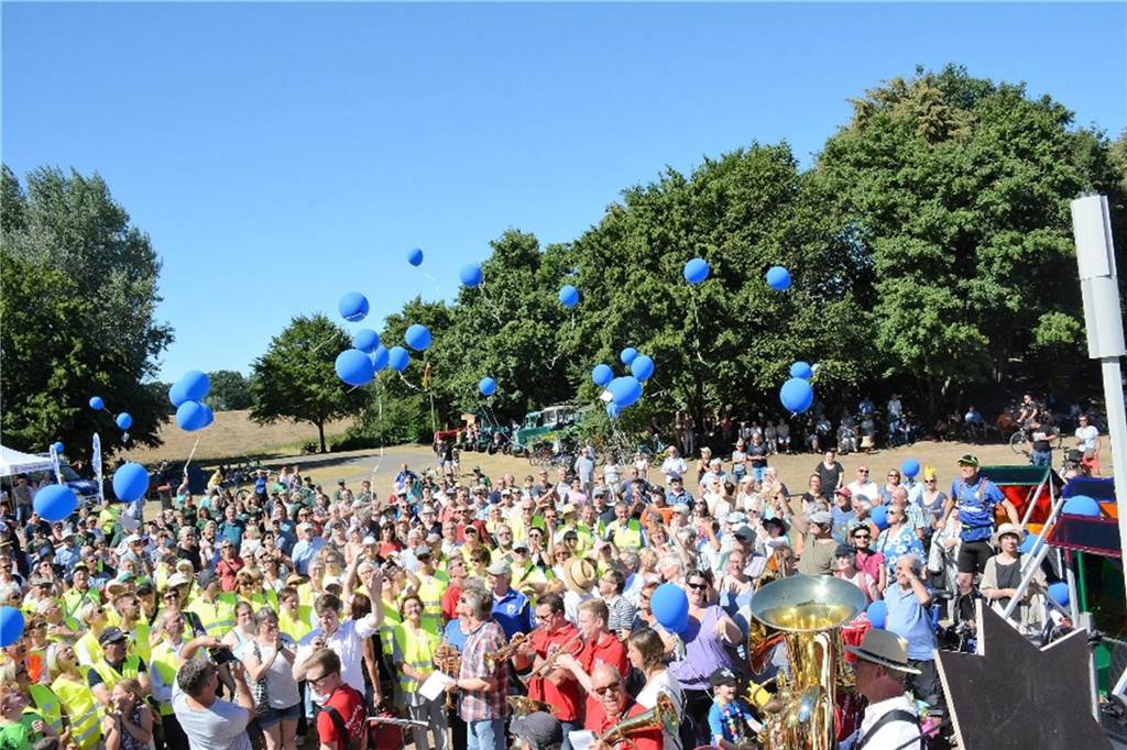 „Was haben wir davon?“ Eingemeindung stieß vor 50 Jahren auf Kritik Menschen mit blauen Luftballons im Freizeitpark Maria Lindenhof