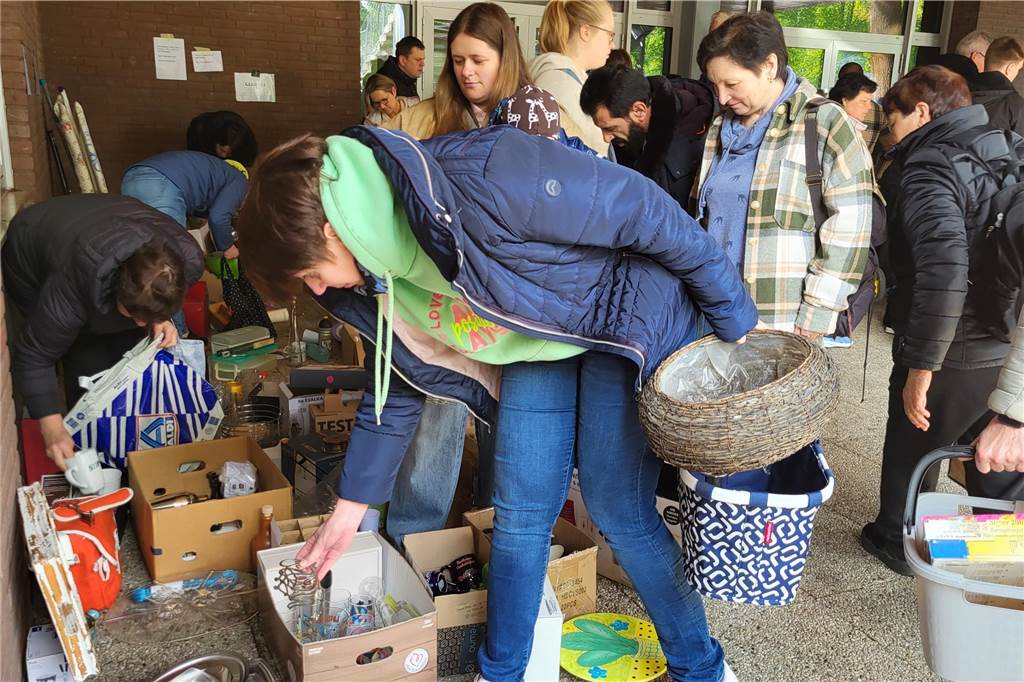 Menschen stöbern beim Warentauschtag an der Profilschule in Ascheberg.