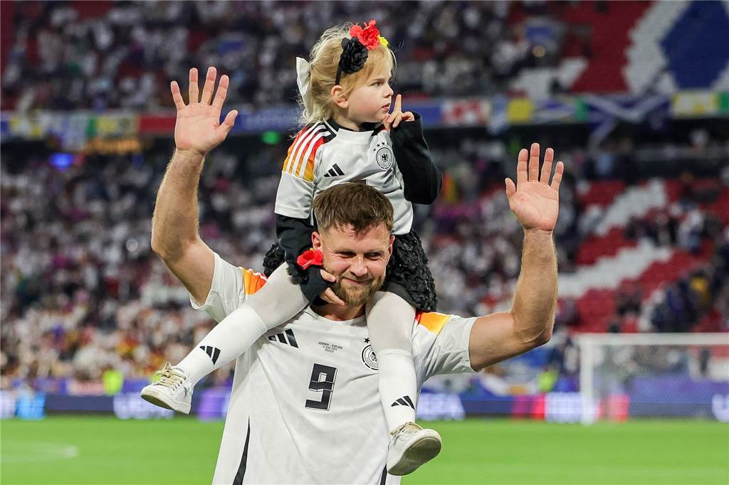 Niclas Füllkrug mit seiner Tochter Emilia auf den Schultern.