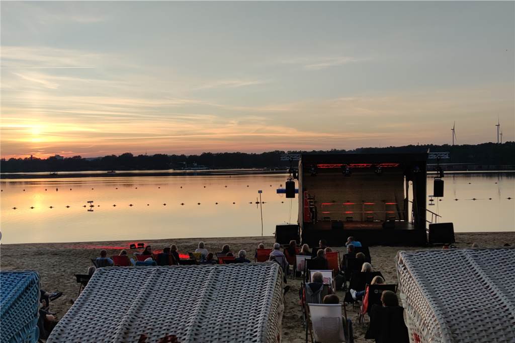 Halterner Strand-Comedy-Festival ein voller Erfolg - Neuauflage geplant Beim Strand-Comedy-Festival hatte man vom Strandkorb aus den besten Blick auf die Bühne und den Sonnenuntergang am Stausee.