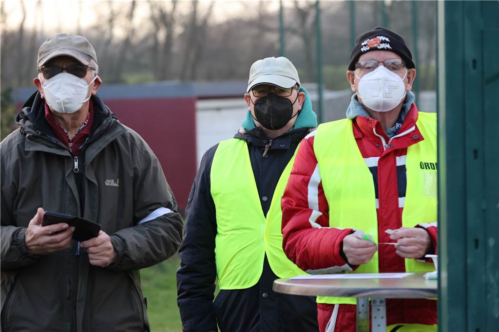 2G-Kontrolle am Stadioneingang: Arminia Ickern möchte Merklinder Idee kopieren Beim SuS Merklinde am Fuchsweg hatte das „Team Grillhütte“ des SuS mit Karl-Heinz Hoffmann die Aufgabe übernommen, 2G abzufragen.