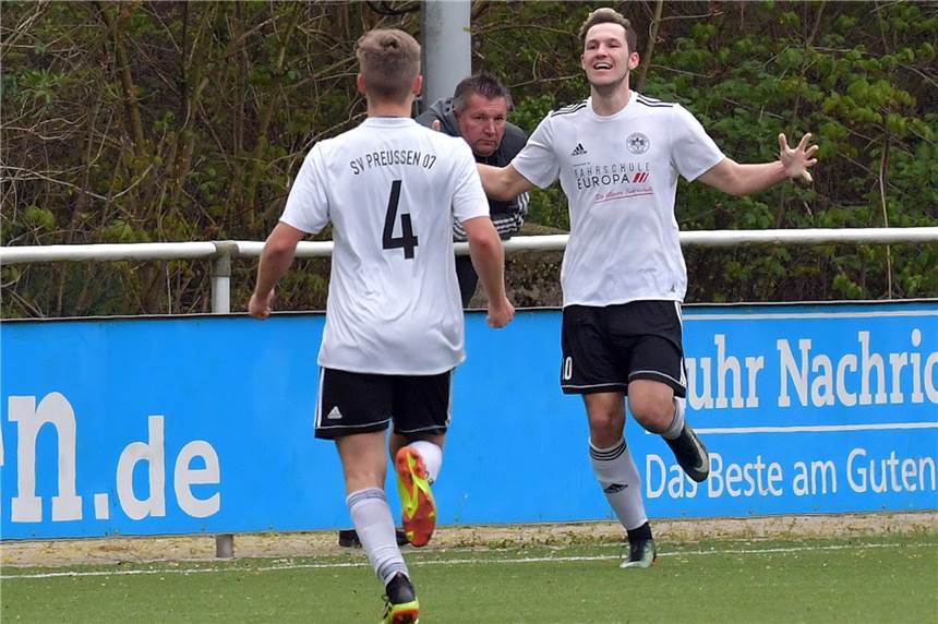 So haben die Lüner Kreisliga-Fußballer gespielt Beim SV Preußen freuten sich Nico Kusserow (v.l.) und Robin Hagenmeyer über den Derbyerfolg.